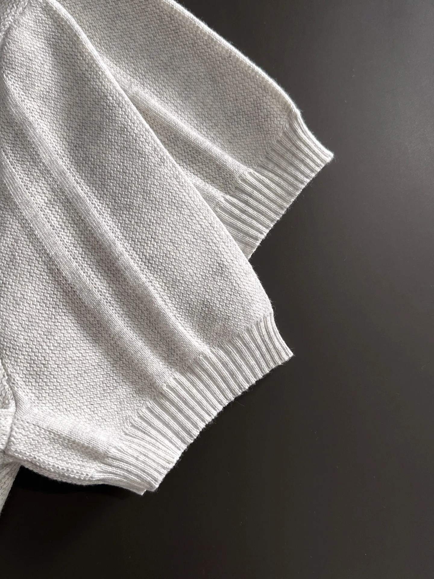 Next day shipment LP high quality Loro Piana 26ss New Arrival men's short-sleeved T-shirt Made of combed cotton yarn knitted cotton fabric, no pressure when entering and exiting the counter Exclusive control of raw materials It feels substantial when weighed, and the upper body is more textured than ordinary T-shirts. This texture can cope with the weather easily and is suitable for both hot and cold! Loose fit design, looks noble. The only correct version is available Size: M to XXXL